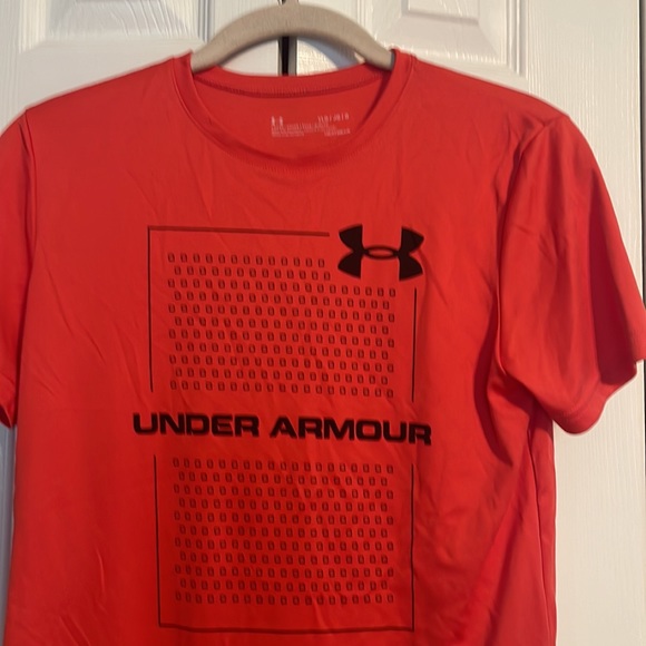 Under Armour  short sleeve shirt in red and black size Youth large - Picture 6 of 9